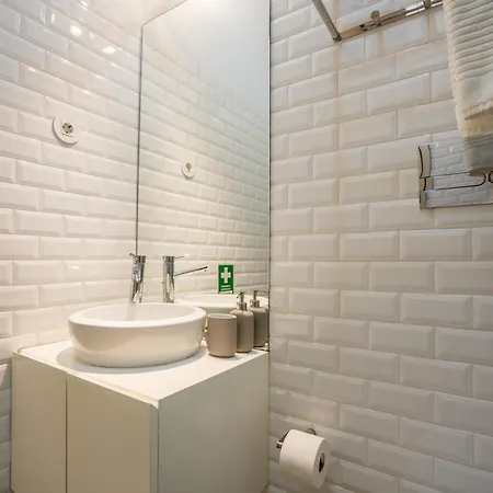 Historic: 1br W/ Private Patio By Lovelystay Πόρτο