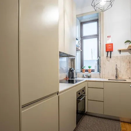 Historic: 1br W/ Private Patio By Lovelystay
