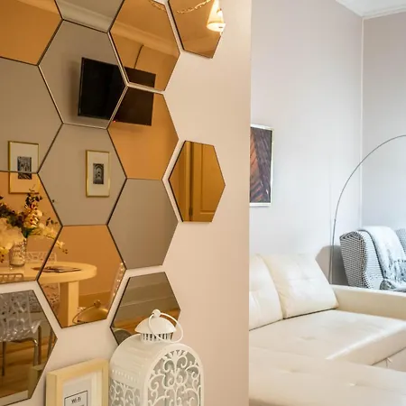 Historic: 1br W/ Private Patio By Lovelystay Πόρτο