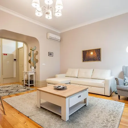 Historic: 1br W/ Private Patio By Lovelystay Πόρτο